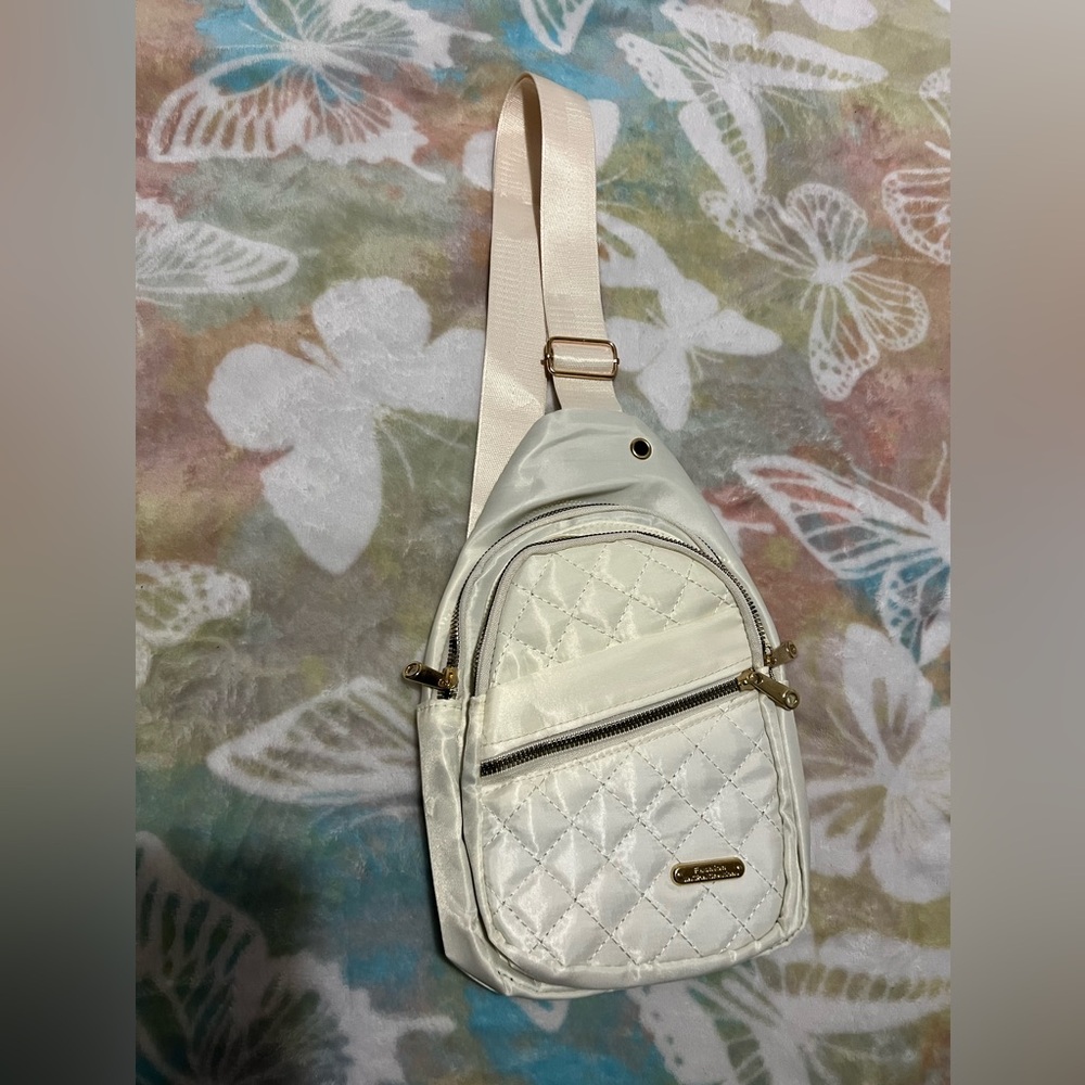 Quilted Sling Bag 🔥NWOT🔥